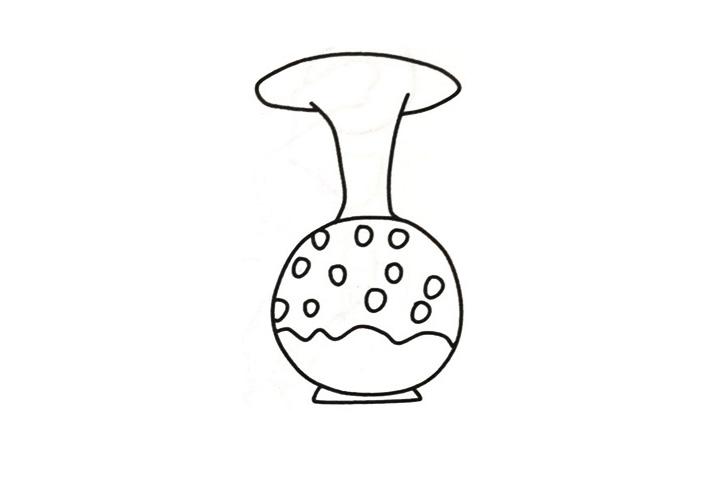 在花瓶的圆圈里画上波浪线,也可以叫它装饰条,接着画上一些小圆圈