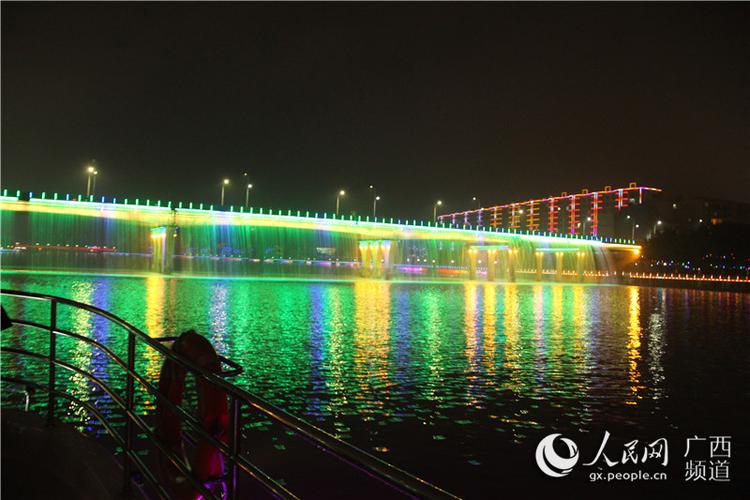 组图:广西容县夜景升级 数百米"七彩瀑布"美轮美奂