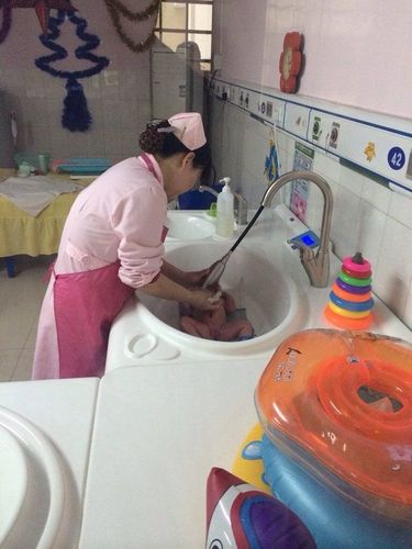 哈哈,第一次见医生给小宝宝洗澡,跟洗菜一样就好了…,砖头拍黄瓜