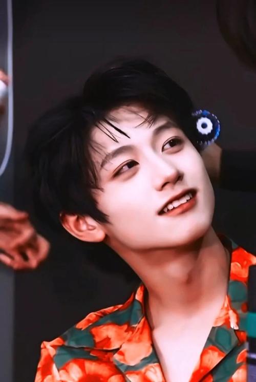 朱志鑫图片里藏的字那是他对他女孩们说的话