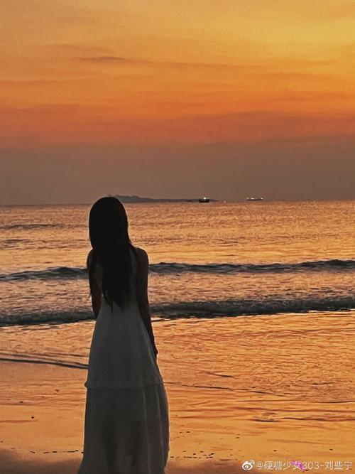 余晖海边氛围感大片 白裙77长发随风飘动,氛围感十足,美女好绝啊!