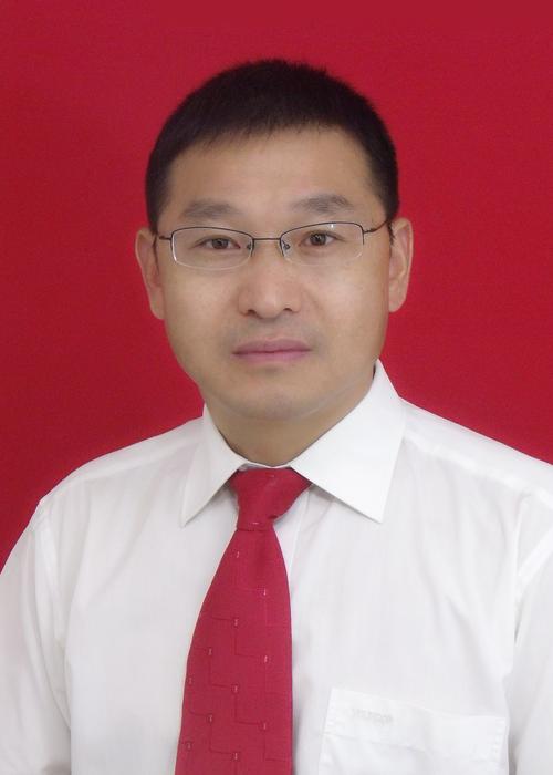 汉族,吉水县金滩镇人,大专文化,2011年4月调枫江镇工作,任党委书记