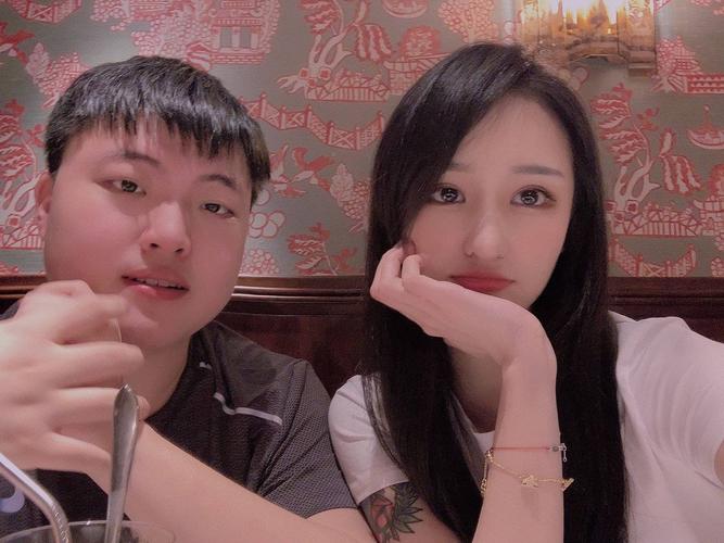 uzi获奖后遭谩骂女友婷婷扎心回应理解忍了退役话题别乱放消息了