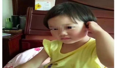 四岁女童被埋施工路面下 凸起地面有些松软扒开惊现小孩衣服