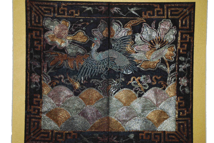 此展品为清代文物.文官的补子上织绣的为禽鸟,是常见的吉祥鸟,观赏鸟.