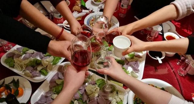 朋友聚餐喝酒见人品班长喝醉酒没有人去买单我把单买了后