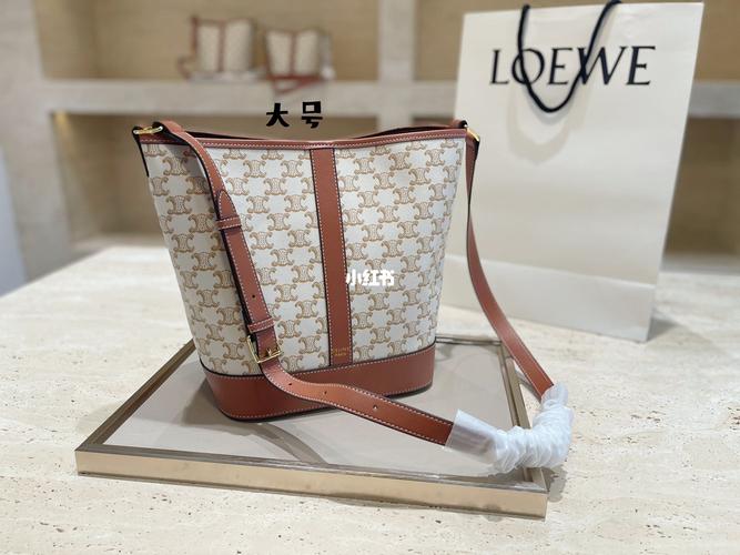 celine白花水桶包_水桶包_思琳怎么样_搭配_包包_celine水桶包_时尚