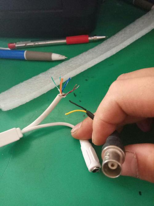 网络监控摄像头,线怎么连接,请看图片