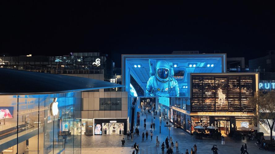 疫情下的三里屯随拍人不多愿疫情早点过去