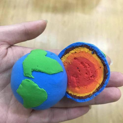 亲子手工,用彩泥一层一层地制作地球.