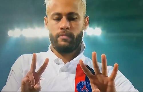 内马尔在进球后,没有庆祝,而是冲着镜头比划着24的手势.