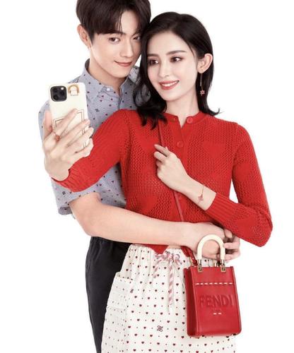 许凯古力娜扎合体为某品牌七夕推广红色包简约时尚cp感十足