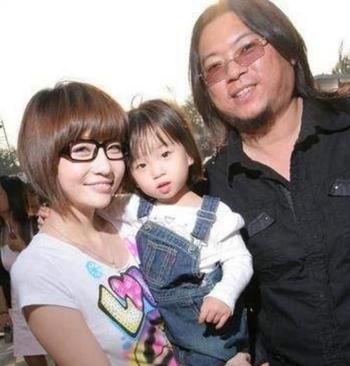 还记得多年前时任深圳小姐大赛评委的高晓松与年仅十七岁的徐粲金