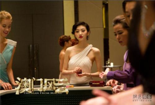 我要这件衣服,单肩大露背长版裙,没有全身,澳门风云景甜同款的.