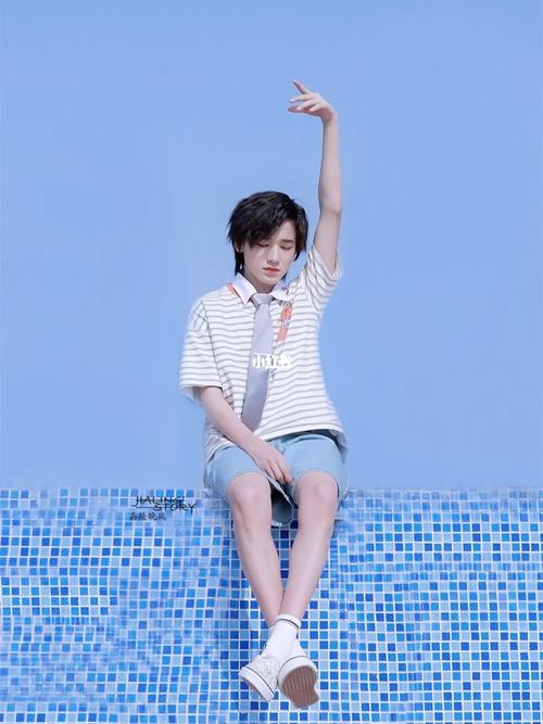 宋亚轩浅空天胧壁纸