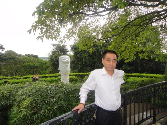 田斌,中国作家协会会员,宣城市作协副主席,宣州区文联主席.