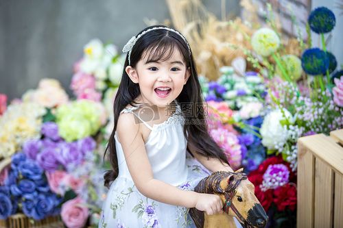 花园里的小女孩