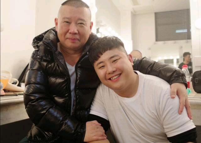 郭德纲老师过生日成背景板,搂完一个又一个,杨九郎像个乖宝宝