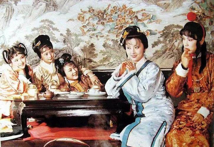 87版红楼梦剧组重聚,贾宝玉头发花白,平儿风韵犹存,王熙凤颜值在线