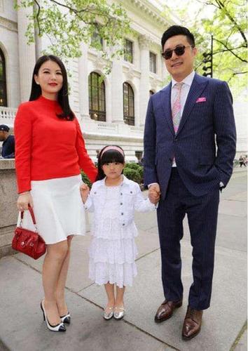 44岁李湘近照曝光,带老公网红店用餐,穿着浮夸满是高冷气息