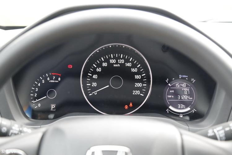 缤智的仪表盘依旧沿用了本田的最新款式,右侧的显示屏能够显示足够的