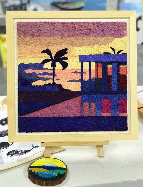 切不可使用kt板,通过实践证明,kt板上制作纸浆画,因为此类板材表面有