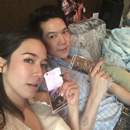 aump与男友晒纯金情侣手机!会不会太富有啦!