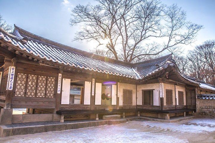 参观后苑的游客必须在昌德宫到后苑的入口处由向导集结后带领参观