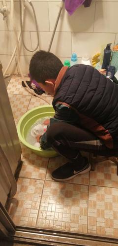 杨新硕为家人洗衣服的背影给人的感觉暖暖的