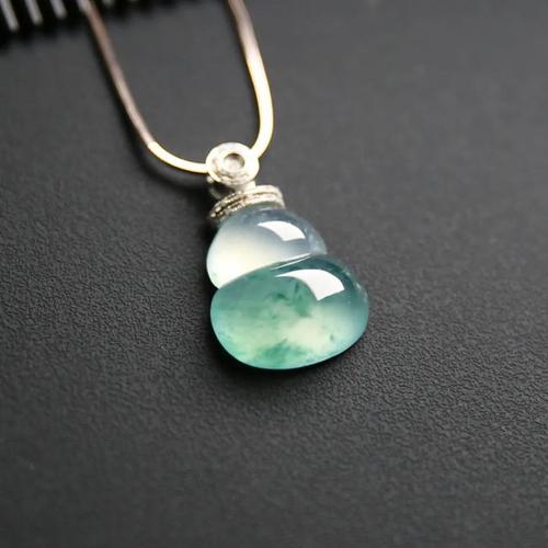 翡翠葫芦吊坠除了简单一串结绳连在一起搭配外,还可以配合黄金,钻石