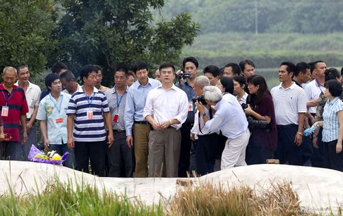 安放父亲遗像   昨日下午3时15分,骆家辉回到老家台山长塘吉龙村