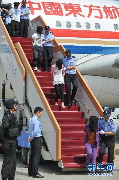 美腿美女诈骗犯罪嫌疑人被押解抵京组图