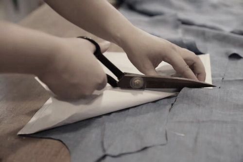 姑娘面前的小小播放器放的儿童歌曲,我笑着问正在忙手上活儿的阿楚,你