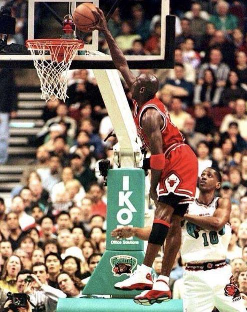 为何乔丹投篮如此难以封盖看了他这5张照片你自然就明白