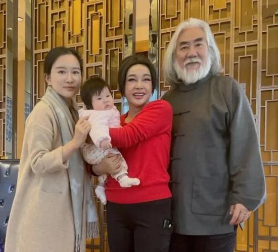 而张纪中到现在也拥有了三段婚姻 张纪中的第一任妻子王玎在结婚生子