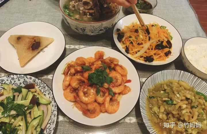 自己做的饭菜营养丰盛