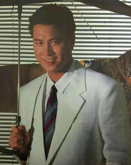 "江湖大哥"万梓良:提携周星驰,娶粉丝为妻,如今英雄落寞