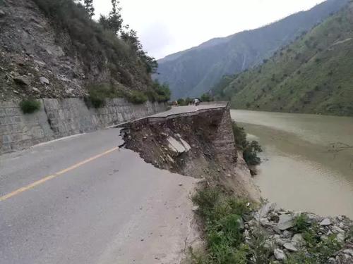 云南大理境内两条公路发生路基坍塌,道路中断!