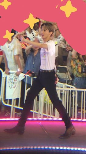 虽然李马克174(好像长高了)的身高不算高,但是比例真的绝了,我怀疑腿