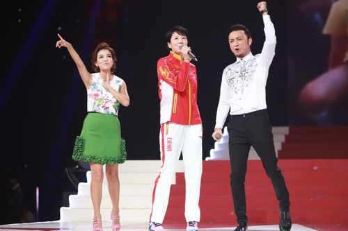 朱迅,小尼一心二用 边主持边当模特