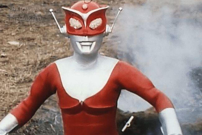 他与其他奥特曼的区别是,红超人没有人间体,而且上来就打架,原因在于