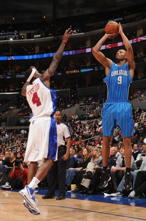 图文nba魔术胜快船刘易斯跳投