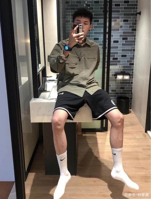 爱穿长筒袜子的运动型小狼狗,男人范十足的男生自拍都这么迷人!