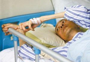 10年喝光4000多瓶老白干 "酒哥"小脑萎缩下肢瘫痪