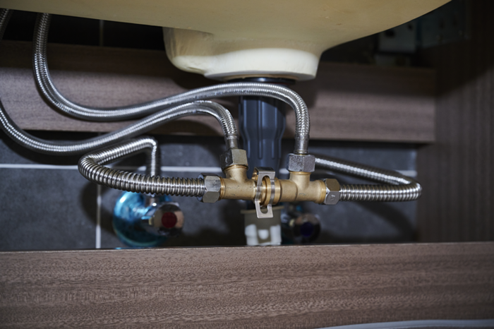 >  正文      单向阀是一个单独的金属件,本质上就是连通器,作用是把