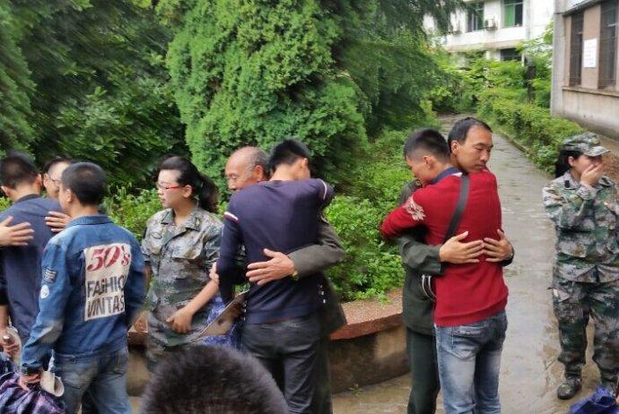 台上掌声不断,我会全体成员起立高呼,杨昌洪校长高高举手合拳,表达