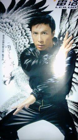 甄子丹代言的雷洛品牌照片