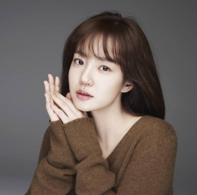 娃娃脸林秀晶纯洁和宁静的少女诠释出不一样的时尚