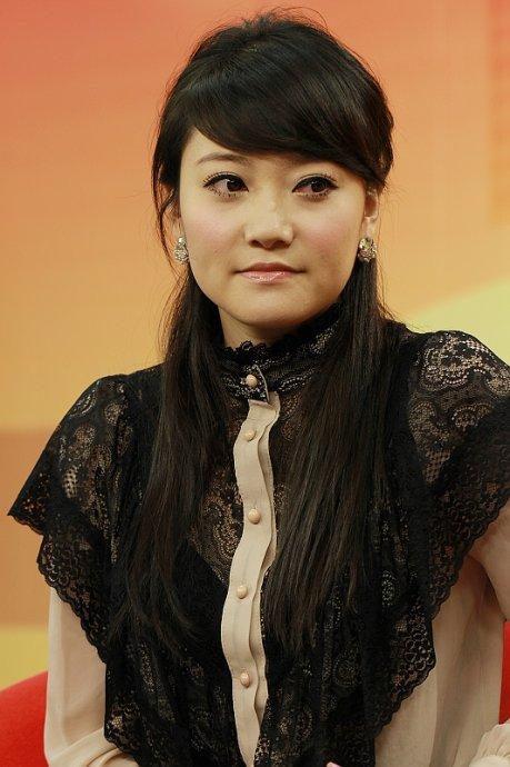 江苏综艺频道《震撼一条龙》美女主持人天天(纪莹莹)的表情和肢体语言