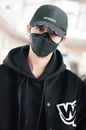 丁程鑫怎么能把平平无奇的黑帽子黑口罩戴的那么好看
